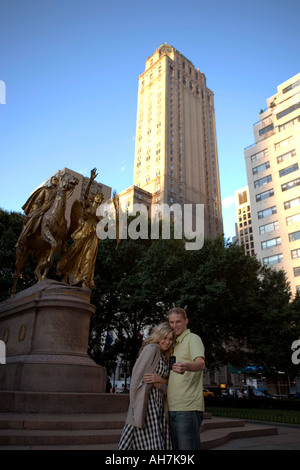 Junges Paar steht in einem Park und ein Bild von sich selbst mit einem Mobiltelefon, Central Park, Manhattan, New York City, Stockfoto