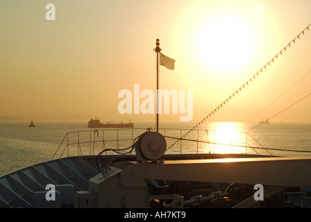 Kreuzfahrt Schiff Bogen am frühen Morgen entfernte Versand mit Sonnenaufgang im Mittelmeer Stockfoto