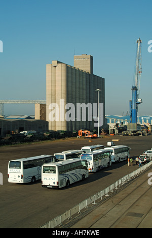 Hafenanlagen in Tarragona mit Reisebussen, die vor Silos geparkt sind und Kreuzfahrtpassagiere für Besichtigungstouren in Spanien erwarten Stockfoto