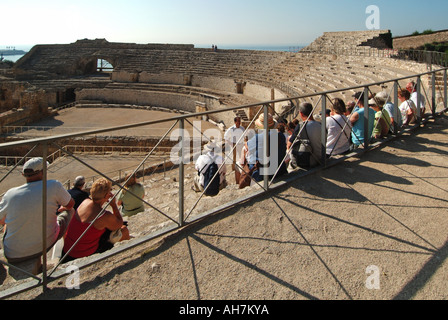 Tarragona römische Amphitheater historischen Weltkulturerbe der UNESCO Gruppe der Touristen mit spanischen Guide auf Geführte Tour Costa Daurada Spanien Ruine Stockfoto