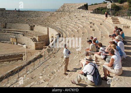 Tarragona Römisches Amphitheater historische Ruine in einem UNESCO-Weltkulturerbe Gruppe von Touristen mit spanischem Führer auf geführte Tour Costa Daurada Spanien Stockfoto