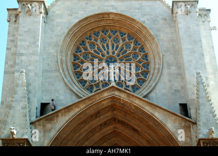 Römisch-katholische historische Kirche und 11 Meter großes Rosenfenster über den ogivalen Bögen Metropolitanische Kathedrale Basilika von Tarragona Costa Daurade Spanien Stockfoto