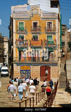Tour Gruppe Trainer Partei zu Fuß in Richtung Tarragona trompe-l oeil großes Gemälde am Ende von Gebäude Spanien Stockfoto