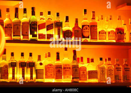 Hinterleuchtete Schnapsflaschen im Regal hinter einer bar Stockfoto