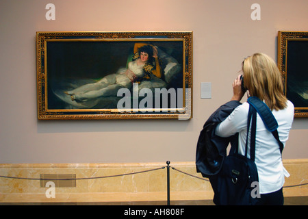 Madrid, Spanien.  El Museo del Prado.  Besucher fotografieren die bekleidete Maja von Francisco de Goya. Stockfoto