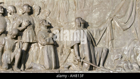 Barcelona Spanien Flachrelief auf das Kolumbus Denkmal von Columbus der Inbesitznahme der neuen Welt im Namen der Katholischen Könige Stockfoto