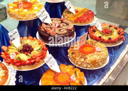 Dekorierte Kuchen im Schaufenster in Spanien Stockfoto