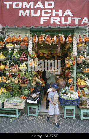 Madrid Spanien España Obstladen Zeichen sagt Essen viel Obst Stockfoto