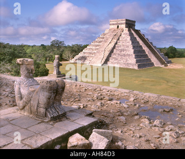 Mexiko.  Chichen Itza. Die Burg aka Kukulcans Pyramide. Chac Mool Statue im Tempel der Krieger im Vordergrund. Stockfoto