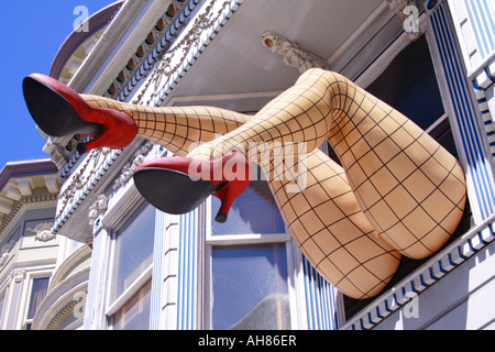 Riesigen Beinen hängend aus Wohnung Fenster, Haight Ashbury, San Francisco Stockfoto