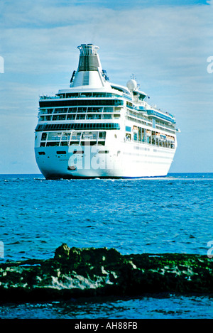 Kreuzfahrtschiff verlassen Hafen von Willemstad, Curacao Stockfoto