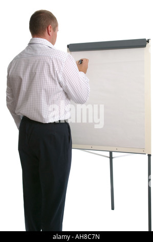 Geschäftsmann in Freizeitkleidung schreiben auf einem Flip-Chart isoliert auf weiß Stockfoto