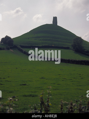 Die Ruinen der St. Michaels Kirche stehen einsam auf der Oberseite Glastonbury Tor Stockfoto