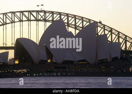 Am frühen Abend Ansicht des Sydney Opera House mit der Harbour Bridge in der Ferne Stockfoto