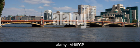 Vauxhall Brücke Fluss Themse London England Stockfoto