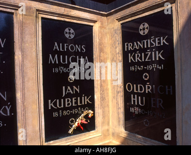 Prag, Tschechische Republik. Vysehrad Friedhof. Gedenktafeln, Alfons Mucha und Jan Kubelik Stockfoto