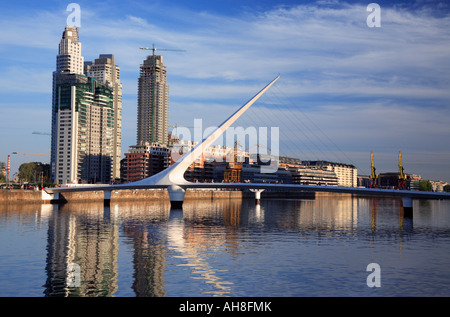 Puerto Madero und Brücke der Frau anzeigen bei bewölkten Tag mit Wasserreflexionen. Stockfoto