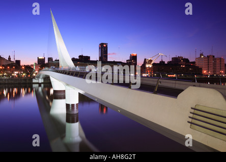 Brücke der Frau Sicht in der Dämmerung mit Stadtsilhouette Stockfoto