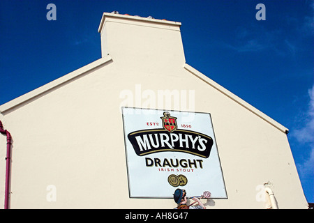 Irland County Kerry Dingle A großes Schild Werbung Murphys Stout auf der Seite einer Kneipe in Dingle Stockfoto