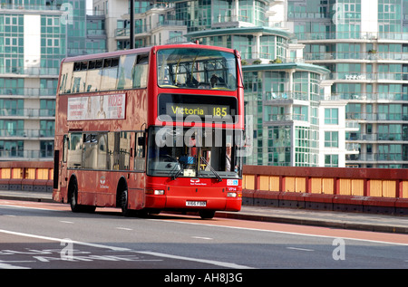 Bus auf Vauxhall Bridge mit St. George Wharf hinter London, England, Vereinigtes Königreich Stockfoto