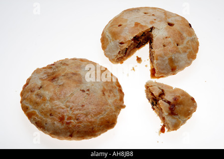 AAD71465 Essen Apfelkuchen zwei Stücke ein Schnitt auf weißem Hintergrund Stockfoto