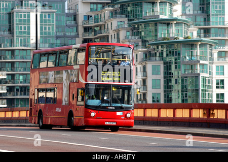 Bus auf Vauxhall Bridge mit St. George Wharf hinter London, England, Vereinigtes Königreich Stockfoto