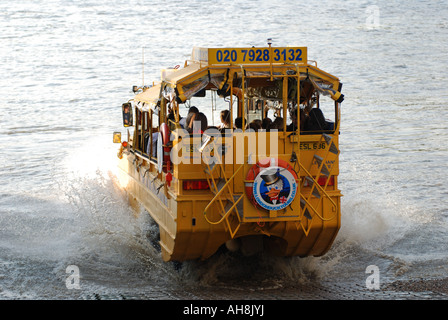 London Duck Tours Amphibienfahrzeug Eingabe Themse in der Nähe von Vauxhall Bridge, London, England, UK Stockfoto