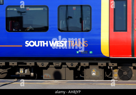 South West Trains elektrischer Zug bei Clapham Junction, London, England, UK Stockfoto