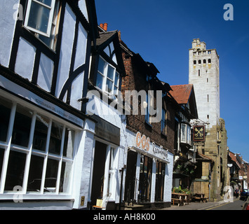 KNUTSFORD CHESHIRE England UK Juni The Cross Keys Inn und die Rose und Krone in der King Street attraktive Stadt mit engen Gassen Stockfoto