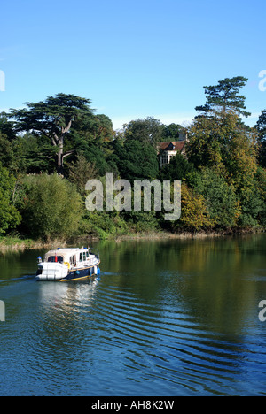 Cabin-Cruiser auf Themse bei Clifton Hampden, Oxfordshire, England, UK Stockfoto