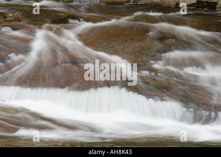 Schnell bewegten Gebirgsbach befindet sich in den White Mountains in New Hampshire Stockfoto