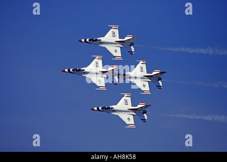 United States Airforce Thunderbirds fliegen ihre Lockheed Martin F 16 Fighting Falcon Stockfoto