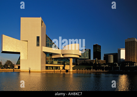 Stadt von Cleveland mit Rock n Roll Hall Of Fame in Cleveland Ohio Vordergrund Stockfoto