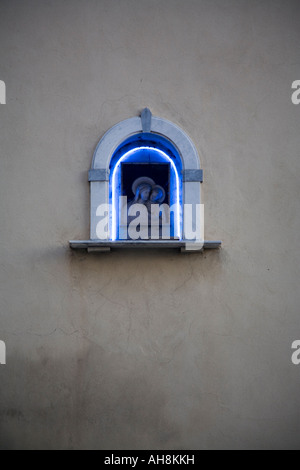 Neon-Licht beschreibt Madonna ein Kind religiösen Schrein in Wand Cortona Toskana Italien Stockfoto