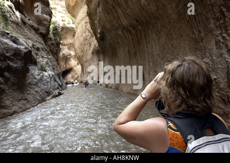 Wanderer, die ein Kinderspiel in die Achaabou-Schlucht M Goun Schluchten-Marokko Stockfoto