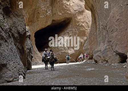 Wanderer in den Achaabou Canyon M Goun Schluchten Marokko Stockfoto