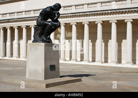 Auguste Rodin s der Denker im Innenhof der California Palace of the Legion Of Honor im Lincoln Park in Kalifornien. Stockfoto