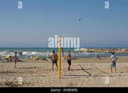 JUNGE MENSCHEN SPIELEN BEACH-VOLLEYBALL IN SIDARI KORFU INSEL GRIECHENLAND Stockfoto