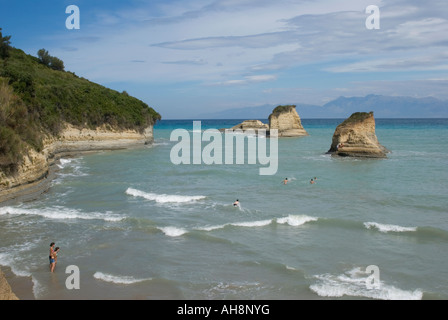 Strand und Felsen in den Kanal d Amour von Sidari-Korfu-Stadt Insel Griechenland Stockfoto