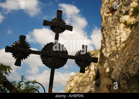 Das Kreuz am Eisernen Tor Eingang Basarbovo Rock Kloster, Bulgarien Stockfoto