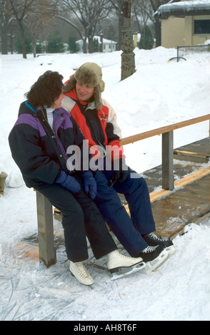 Ehegatten Alter 33 und 39 ruhen nach Eislaufen Session in Klammer Park. Minneapolis Minnesota USA Stockfoto