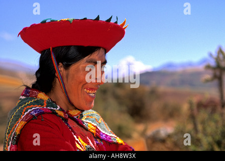 Traditionell gekleidete Quechua-Frau im Heiligen Tal Peru Stockfoto