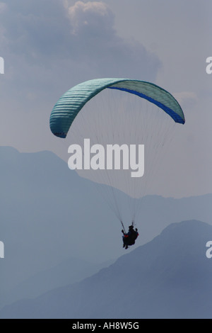 Gleitschirm über Malcesine, Gardasee, Italien Stockfoto