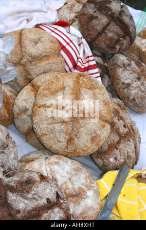 Frisch gebackene Hot Cross Buns zum Verkauf an Stadt-Fete, Portadown, County Armagh, Nordirland Stockfoto