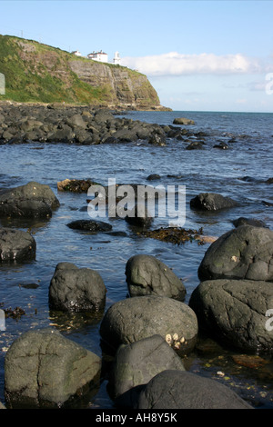 Blackhead Leuchtturm auf der Klippe in der Nähe von Stadt Whitehead, County Antrim, Nordirland Stockfoto