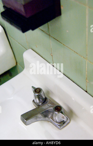 Desinfektion und Seife Spender am Waschbecken Stockfoto, Bild