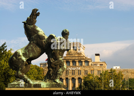 Sculpure außerhalb des serbischen Parlaments Gebäude in Belgrad, Serbien Stockfoto