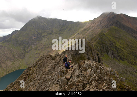 Ruht während Teil des Weges über den Crib Goch-Grat am Weg zum Gipfel des Mount Snowdon, oben links, Gwynedd North Wales UK GB Stockfoto