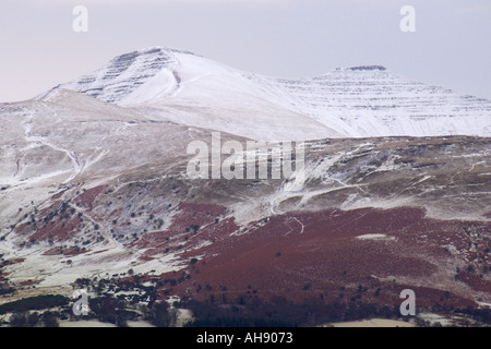 Erste Schnee des Winters fallen auf die Brecon Beacons Powys Wales UK GB Stockfoto