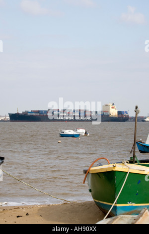 Ein Containerschiff kommt.  Die umfangreichen Verkehr der Schiffe nach Felixstowe sehen von der Strandpromenade von der nahe gelegenen Harwich Stockfoto